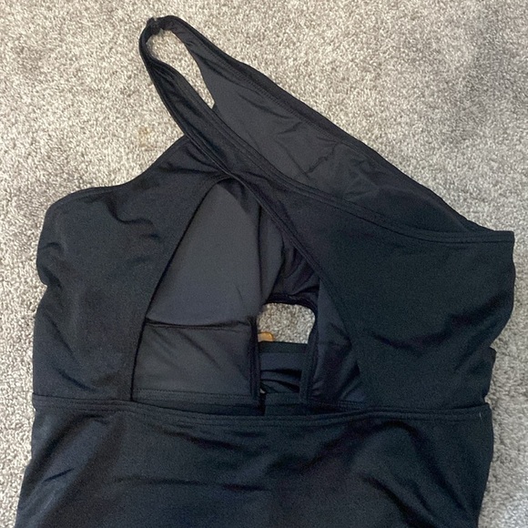 Fox & Royal One Piece Black Swimsuit One Shoulder Cutout Belt NWT - Picture 5 of 11